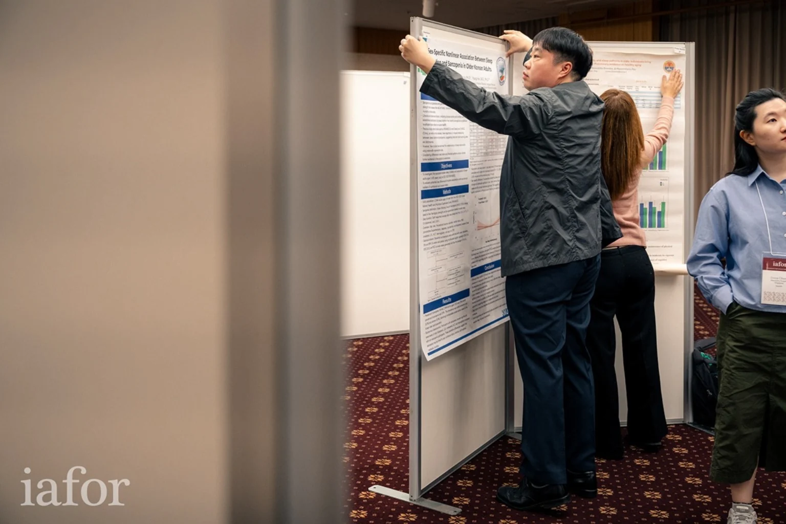 Inhyeok Yim preparing a research poster at an academic conference